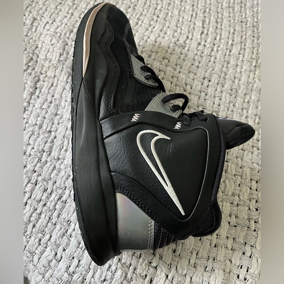 Nike Kyrie Infinity GS Black Metallic Silver Size 6.5 DD0334-005 - Picture 5 of 7